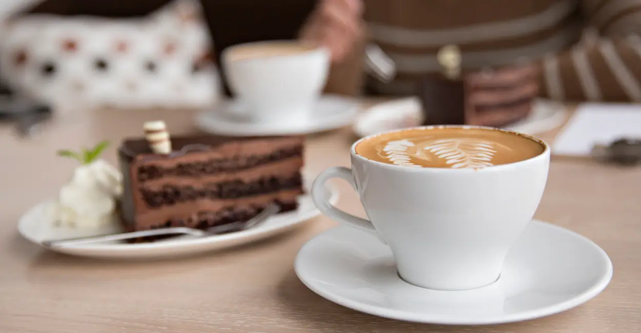 Receita de bolo de café cremoso para o lanche