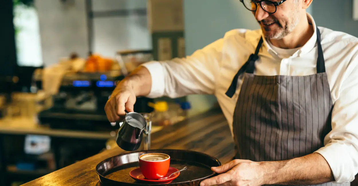 minimalismo e funcionalidade para decorar cafeteria pequean