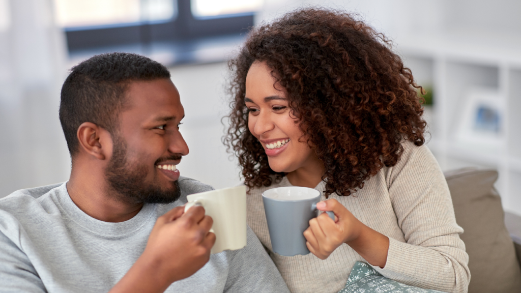 Casal jovem bebendo café e apreciando a bebida em xícaras estilosas